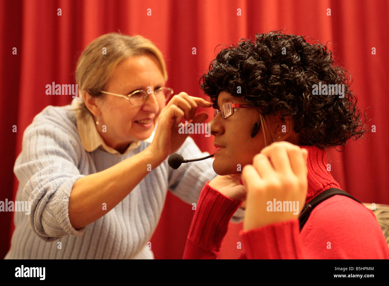 Make-up auf gesetzt wird, an einem Kinder-Amateur-Theater Stockfoto