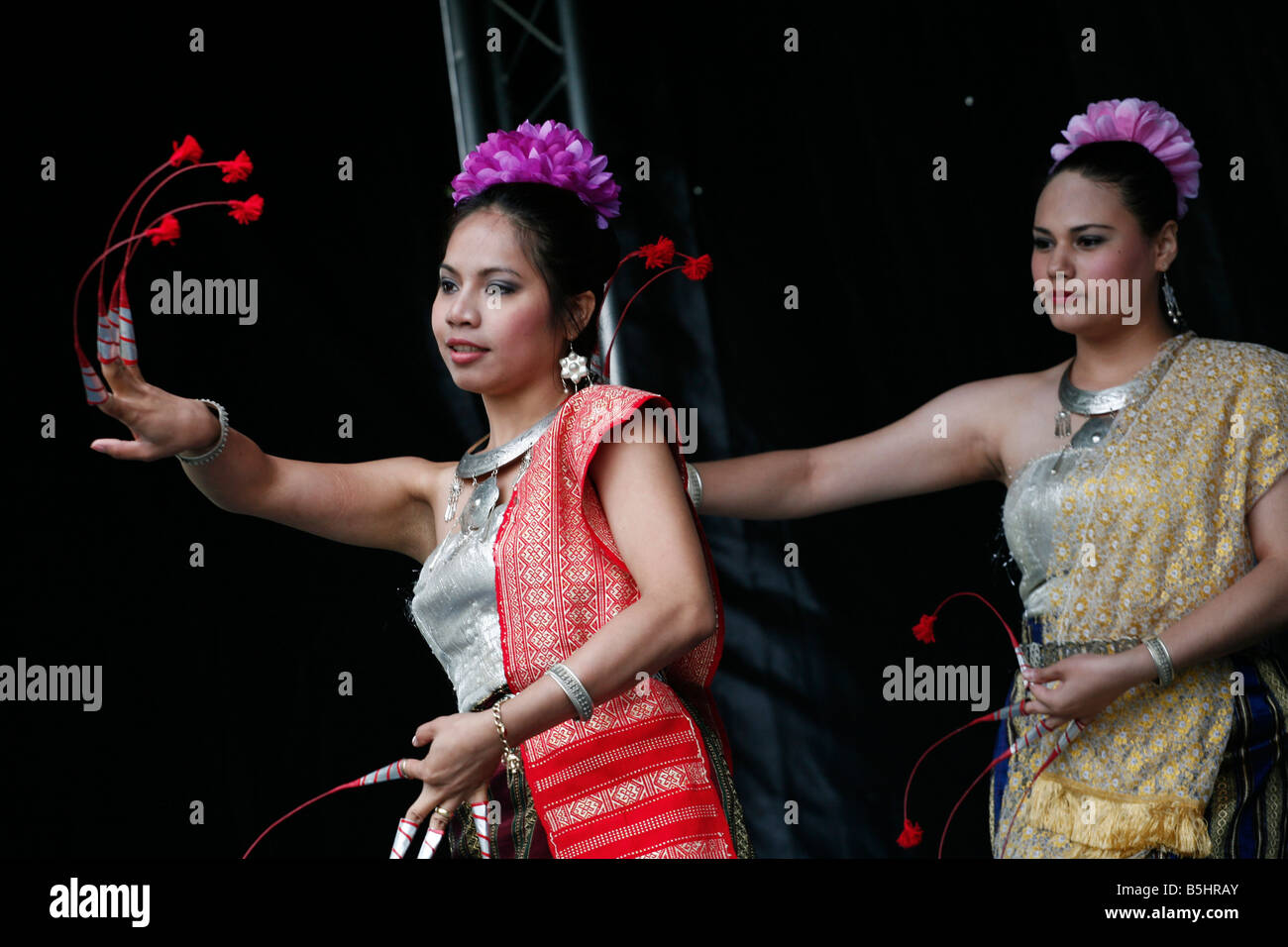 Traditionelle Thai Tänzerinnen auf dem Greenwich Parks Thai Festival, London. Stockfoto
