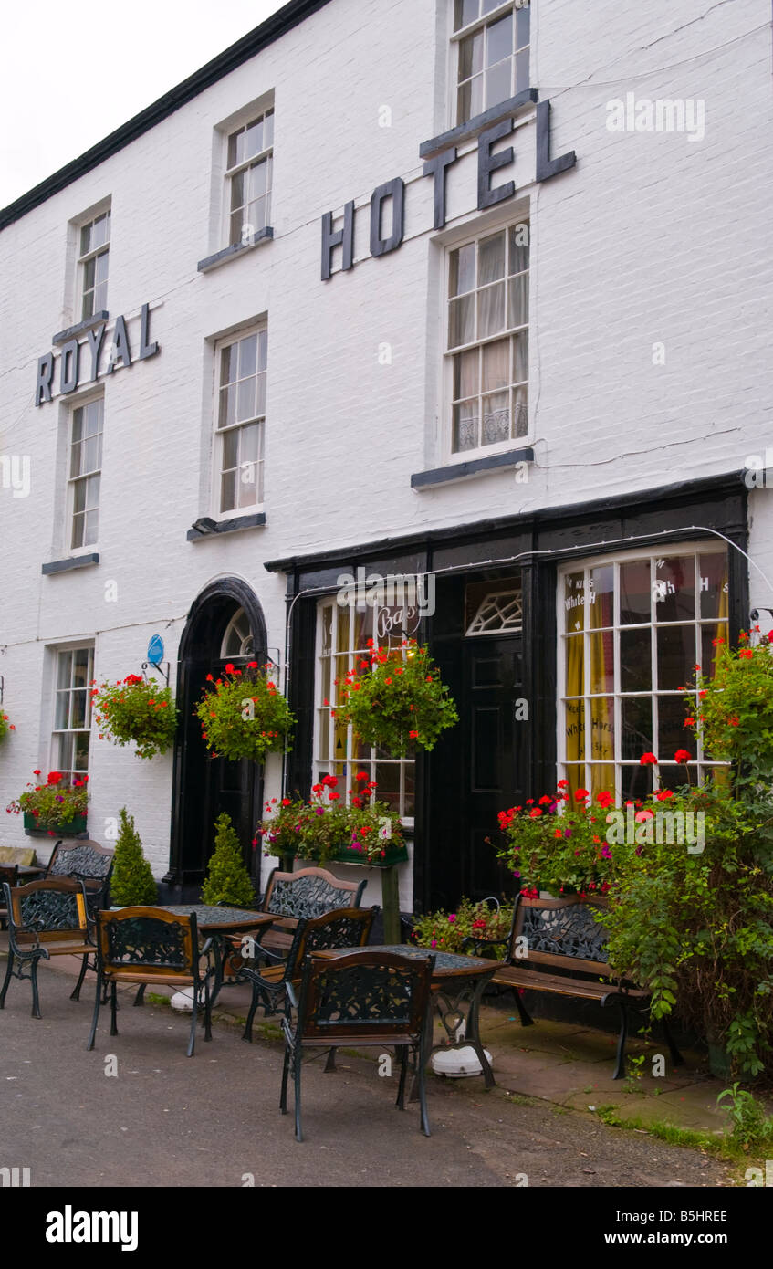 Außenseite des Royal Hotel im ländlichen Markt Stadt der Usk Monmouthshire South Wales UK Stockfoto