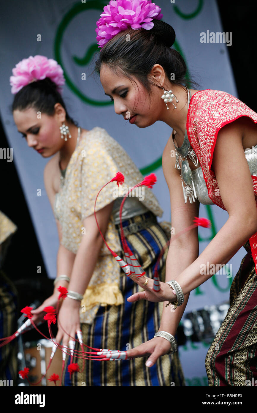 Traditionelle Thai Tänzerinnen auf Greenwich Parks Thai Festival, London. Stockfoto