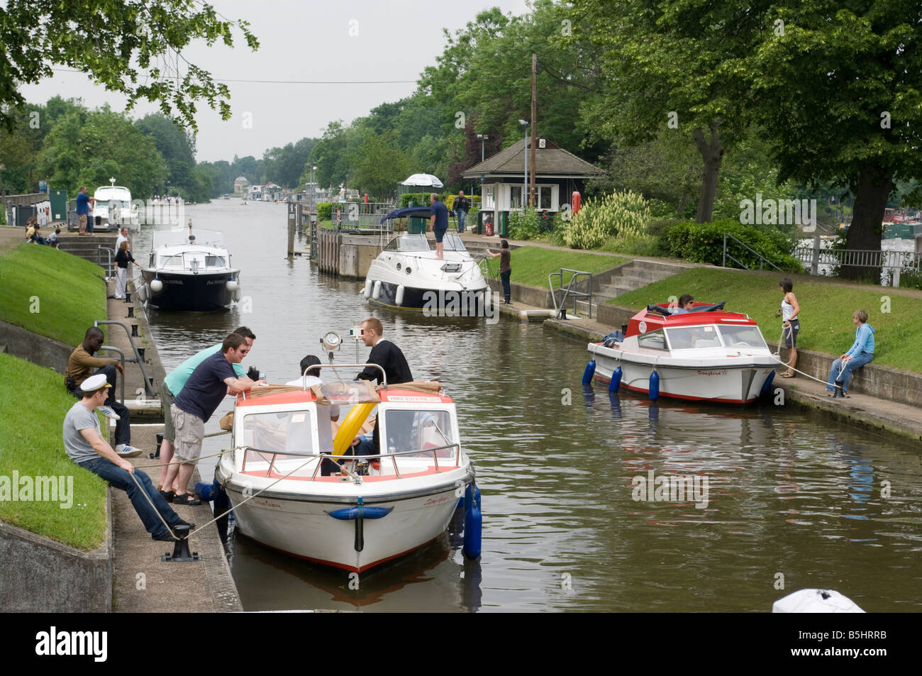 Boating Boote In Molesey Schleuse auf dem Fluss Themse Molesey Surrey uk Stockfoto