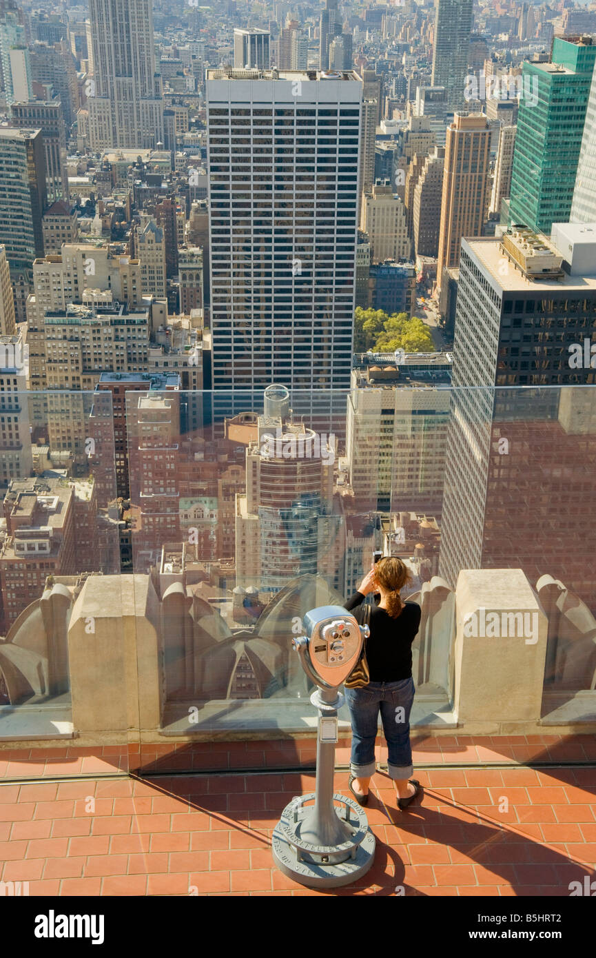 Tourist Fotos Manhattan von außen Aussichtsplattform an der Spitze des Rockefeller Center in New York. Stockfoto