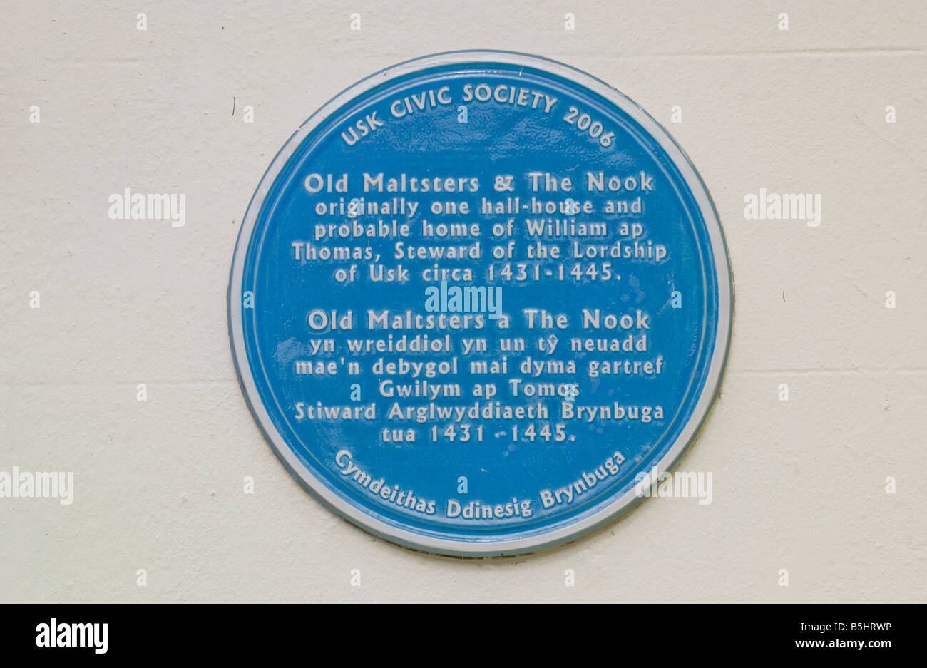 Blaue Tafel zeigen Website des mittelalterlichen Hauses in der ländlichen Marktgemeinde Usk Monmouthshire South Wales UK Stockfoto