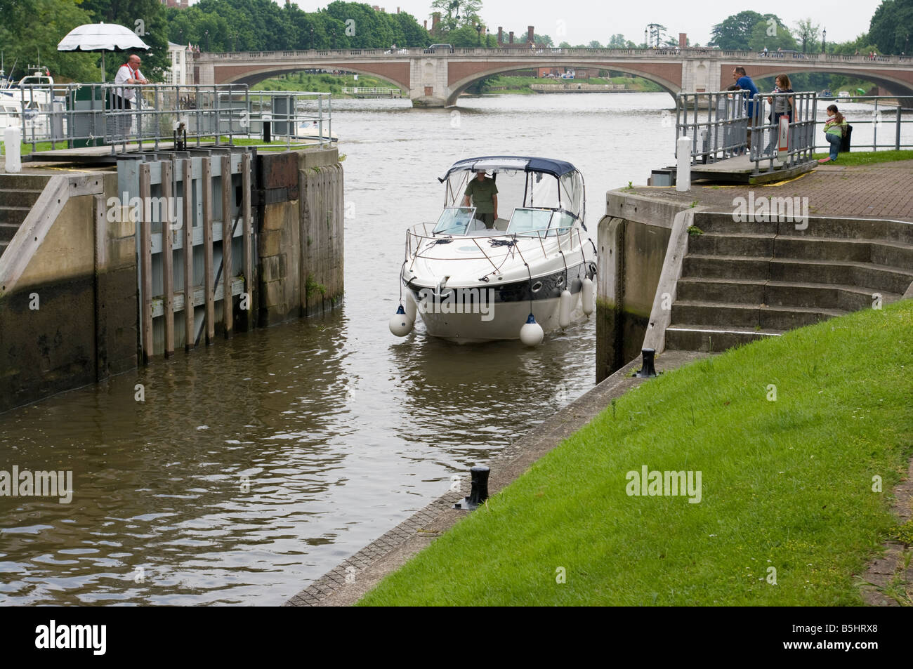 Motorboot Eingabe Molesey Lock River Thames Surrey England UK Stockfoto