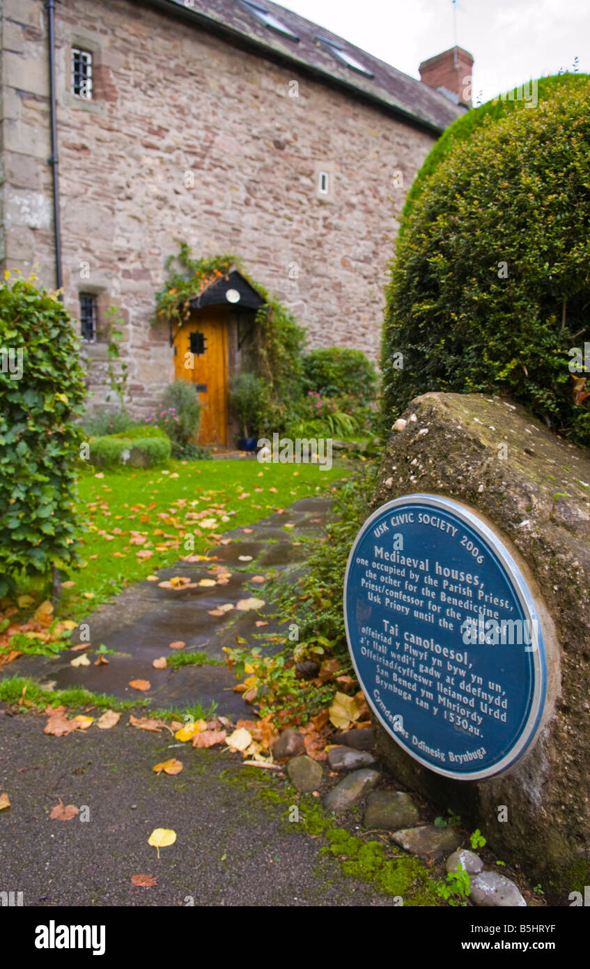 Blaue Plakette zeigt Standort der mittelalterlichen Häuser in den ländlichen Marktstadt Usk Monmouthshire South.Wales UK Stockfoto