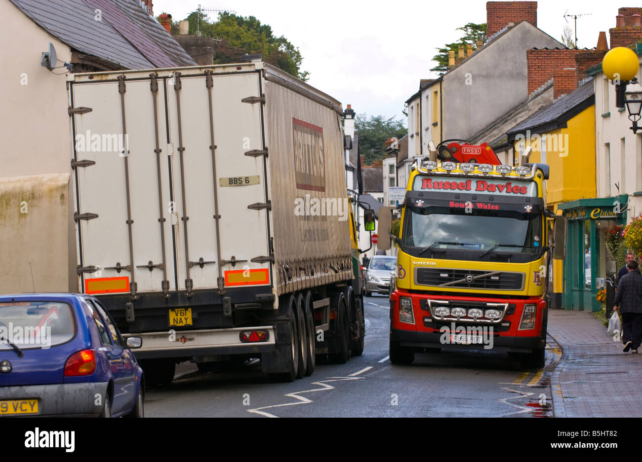 Schwerlaster vorbei durch die ländlichen Markt Stadt von Usk Monmouthshire South Wales UK Stockfoto