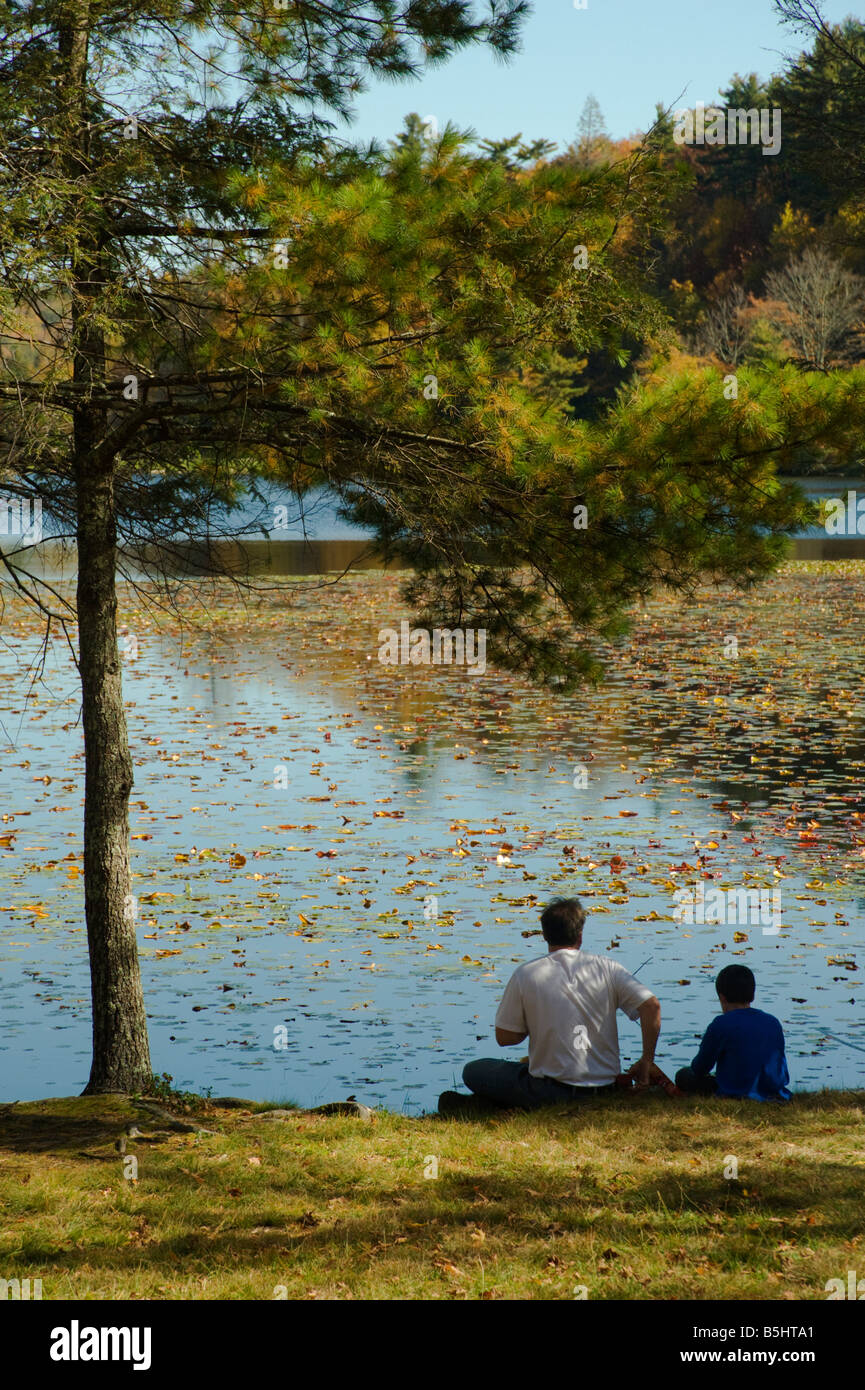 Mann und der junge sitzen am See Stockfoto