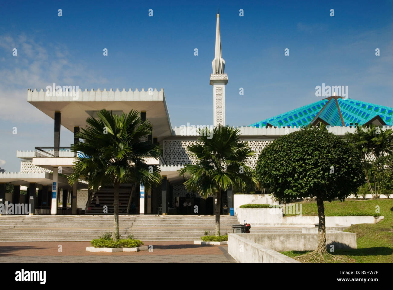 Masjid Negara Moschee, die Nationale Moschee von Malaysia mit seinen 18 Point Blue Star geformtes Dach und hoch aufragenden Minarett, Kuala Lumpur, Malaysia Stockfoto