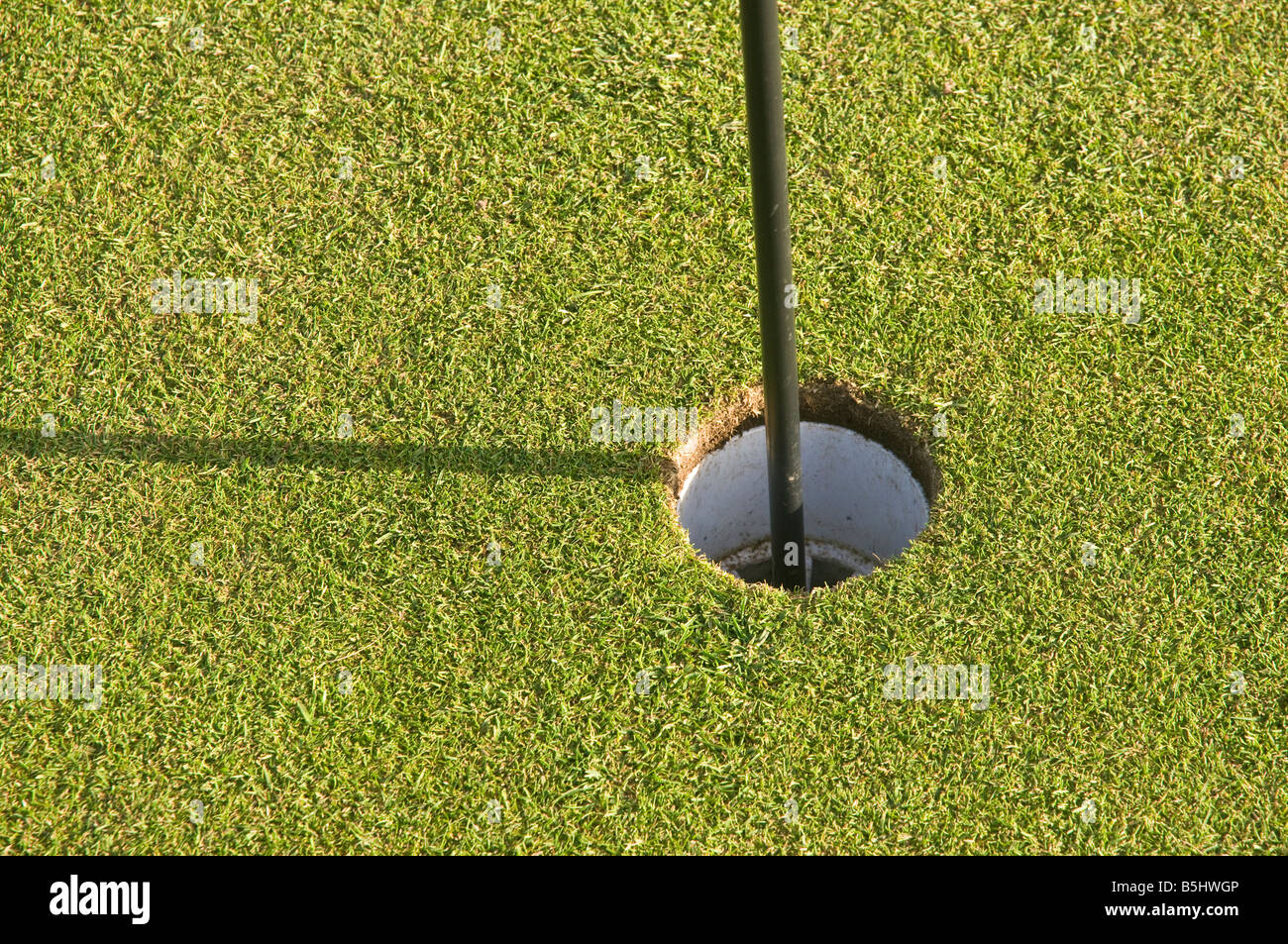 Loch auf dem Grün eines Golfplatzes. Stockfoto