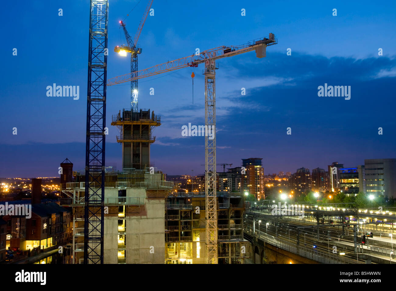 Bauarbeiten und Leeds Hauptbahnhof in der Abenddämmerung UK Stockfoto