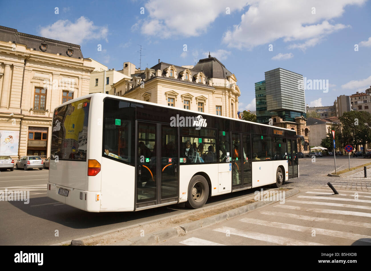 Bukarest Rumänien Ortsbus in Platz der Revolution in der Innenstadt Stockfoto
