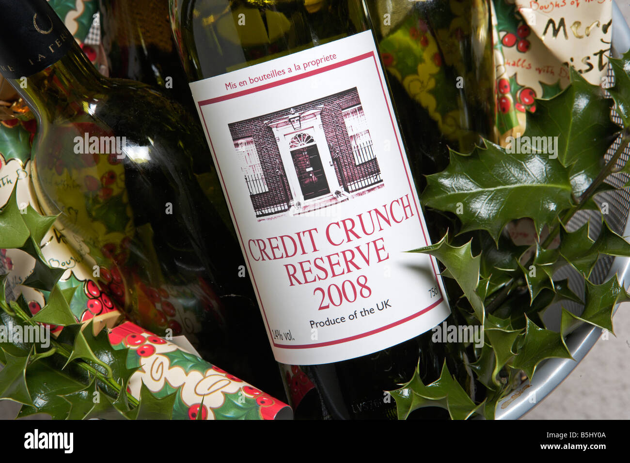 Credit Crunch Reserve 2008 leere Weinflasche in Papierkorb Stockfoto