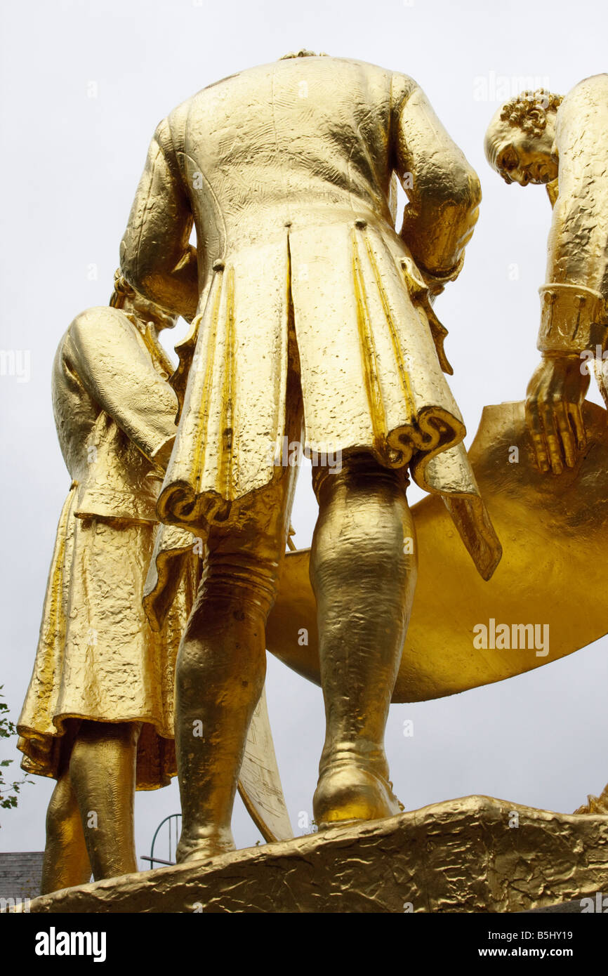 Die vergoldete Bronzestatue des Matthew Boulton, James Watt und William Murdoch durch William Bloye steht auf einem Sockel aus Portland-Stein, außerhalb der alten Standesamt an der Broad Street in Birmingham, England. Stockfoto