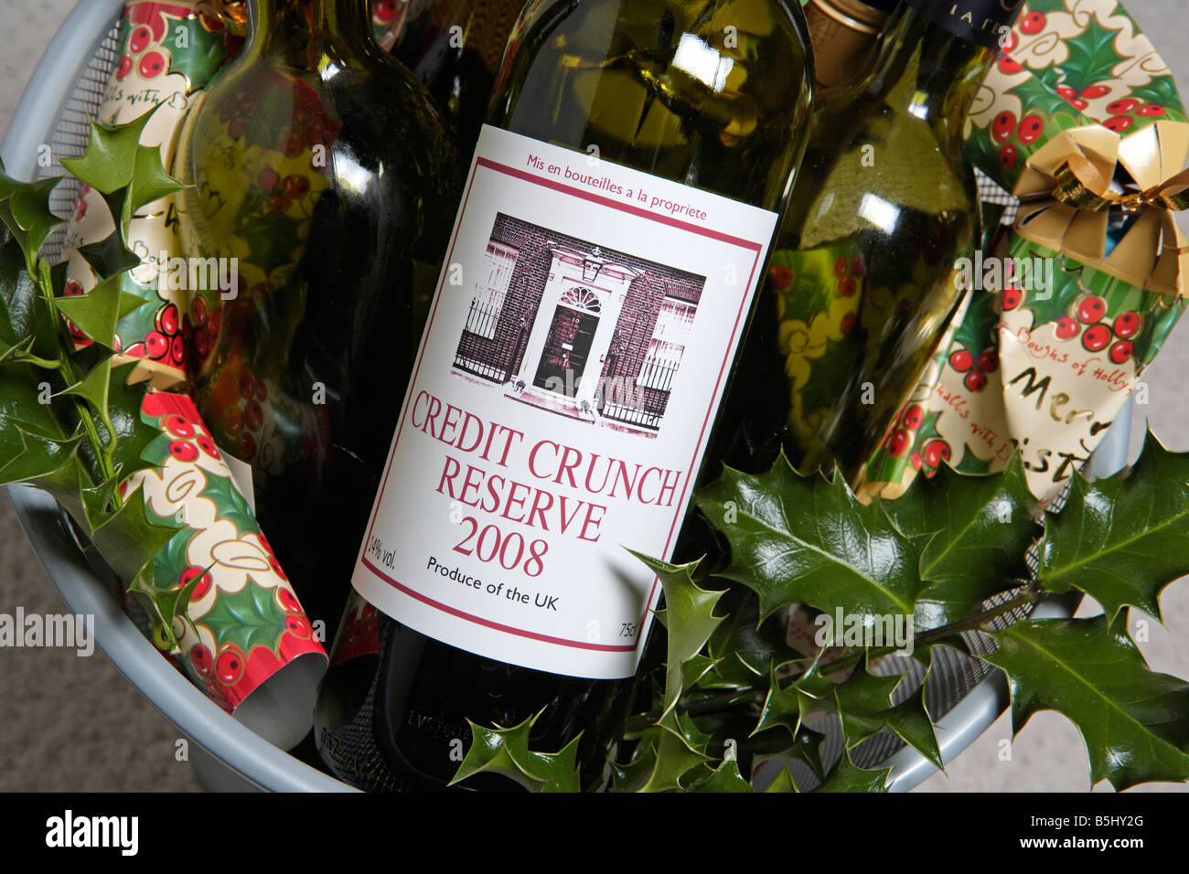 Credit Crunch Reserve 2008 leere Weinflasche in Papierkorb Stockfoto
