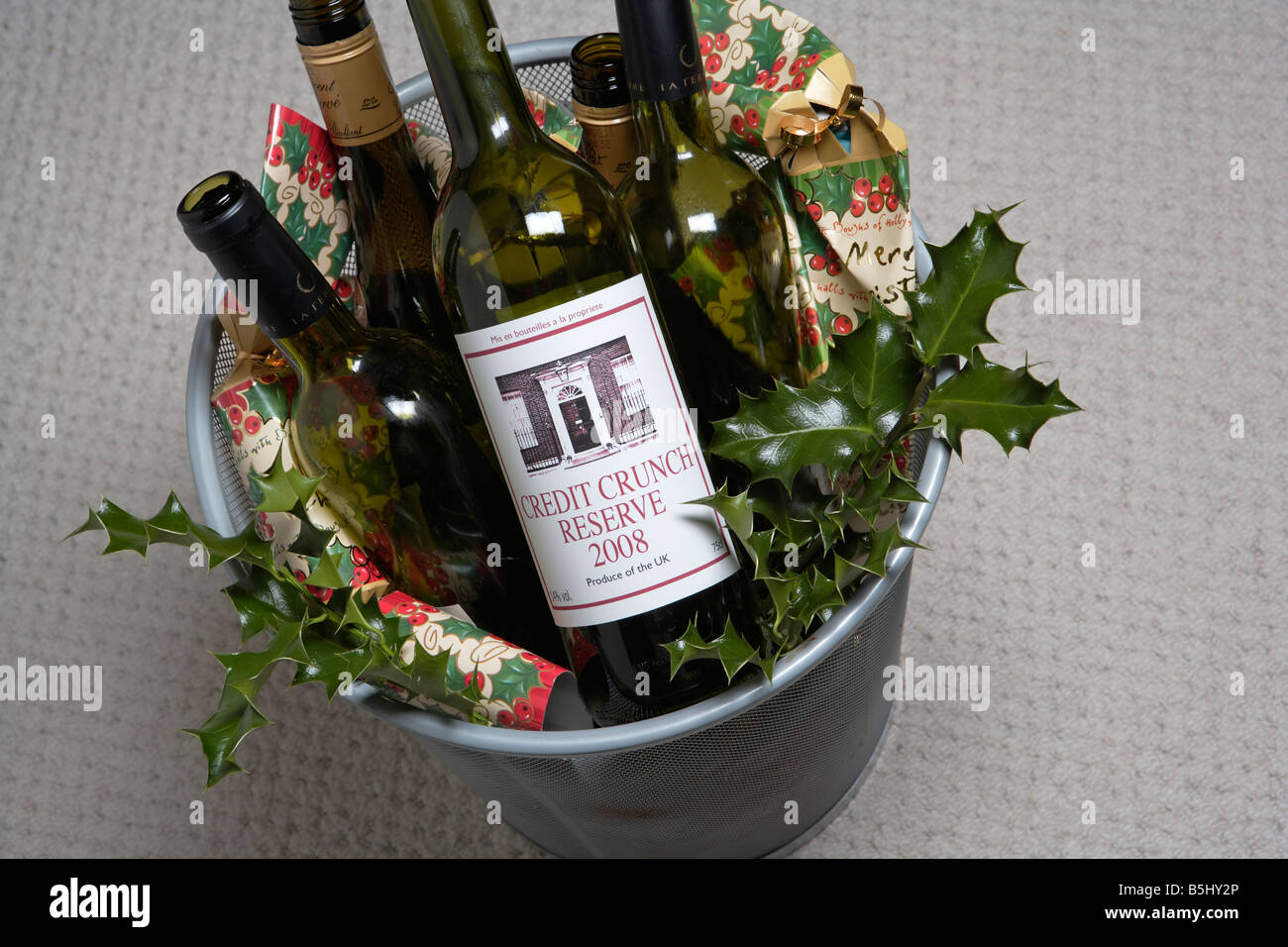 Credit Crunch Reserve 2008 leere Weinflaschen in Papierkorb Stockfoto