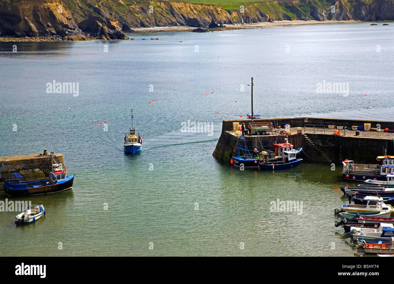 In shore Boot betreten Boatstrand Fischerhafen, Kupfer Küste, Grafschaft Waterford, Irland Stockfoto