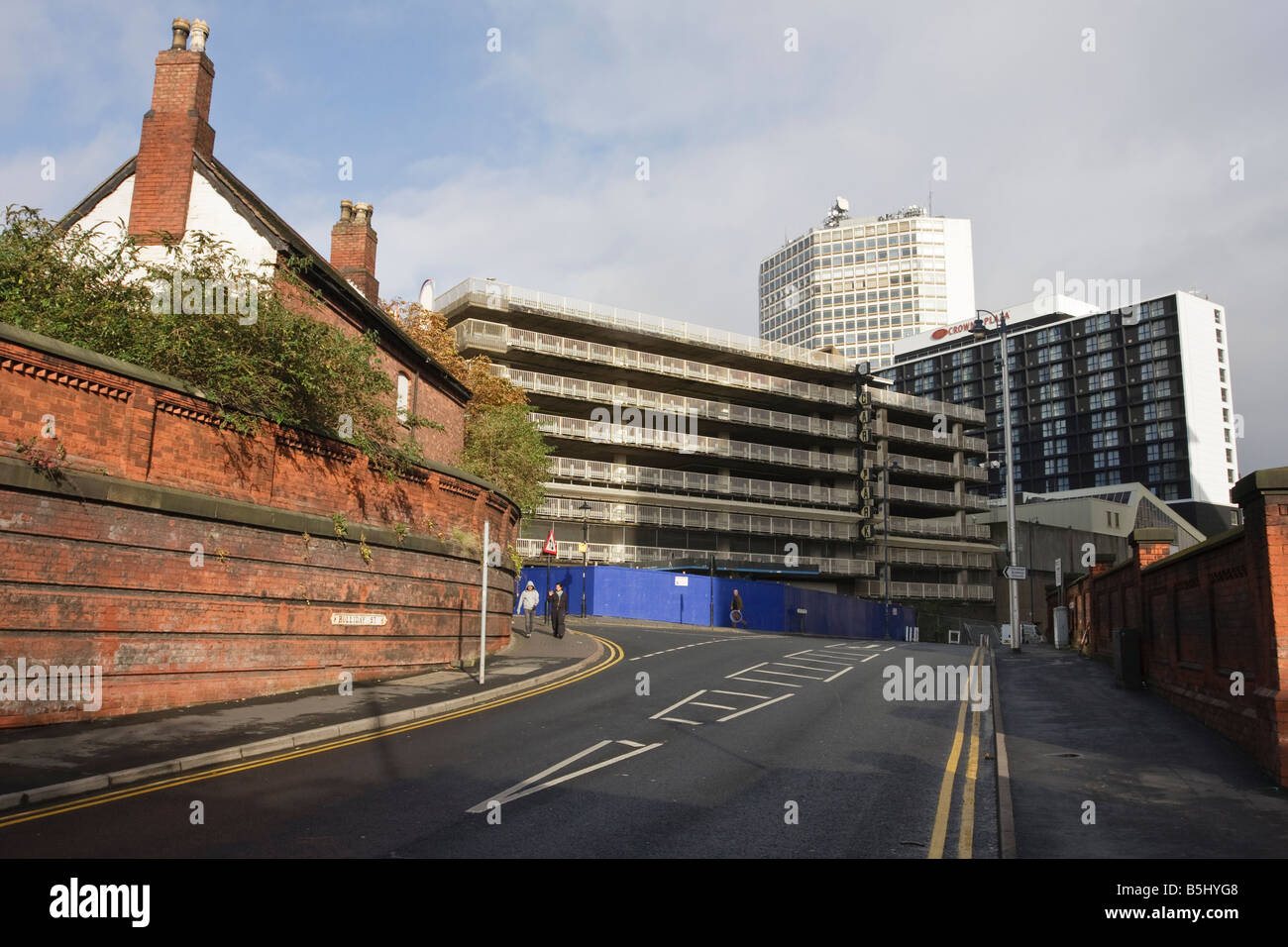 Verfallene Hütte und Parkhaus mit Hotels, zeigt städtischer Niedergang, Birmingham, West Midlands Stockfoto