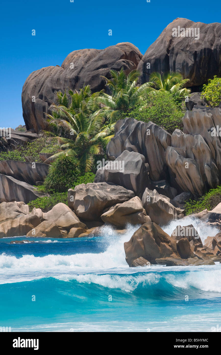 Wellen in grand Anse la Digue island, Seychellen Stockfoto