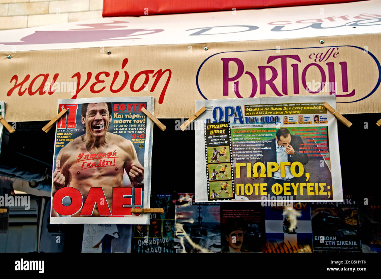 Plaka shopping District Zeitung Kiosk Nachrichten stehen Zeitungsmann Zeitungssprache Athen Griechenland Griechisch Stockfoto