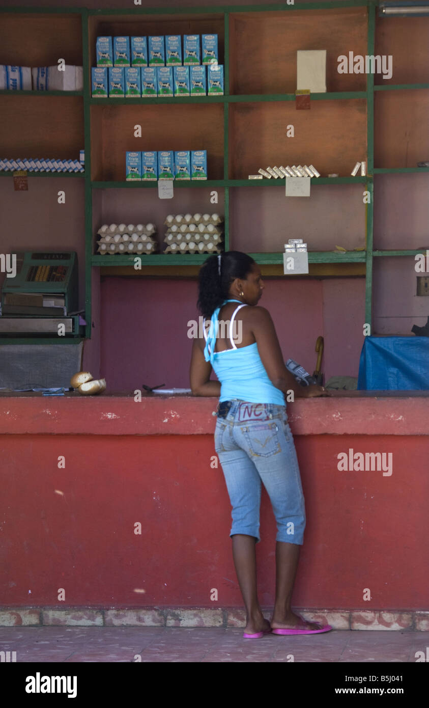 Shopper in einen leeren Supermarkt in Kuba Stockfoto
