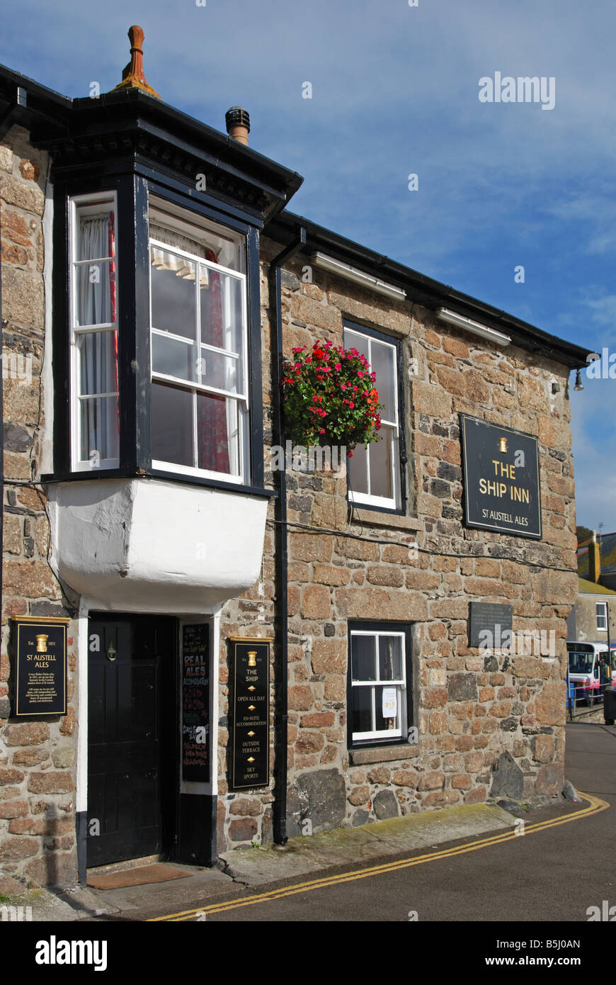 die berühmten alten Schiff Inn mit Blick auf den Hafen von Mousehole in Cornwall, Großbritannien Stockfoto