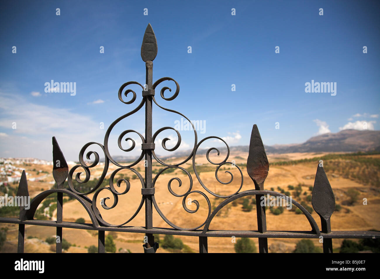 Kunstvolle Eisen Geländer mit Blick auf spanische Landschaft, Ronda, Andalusien, Spanien Stockfoto