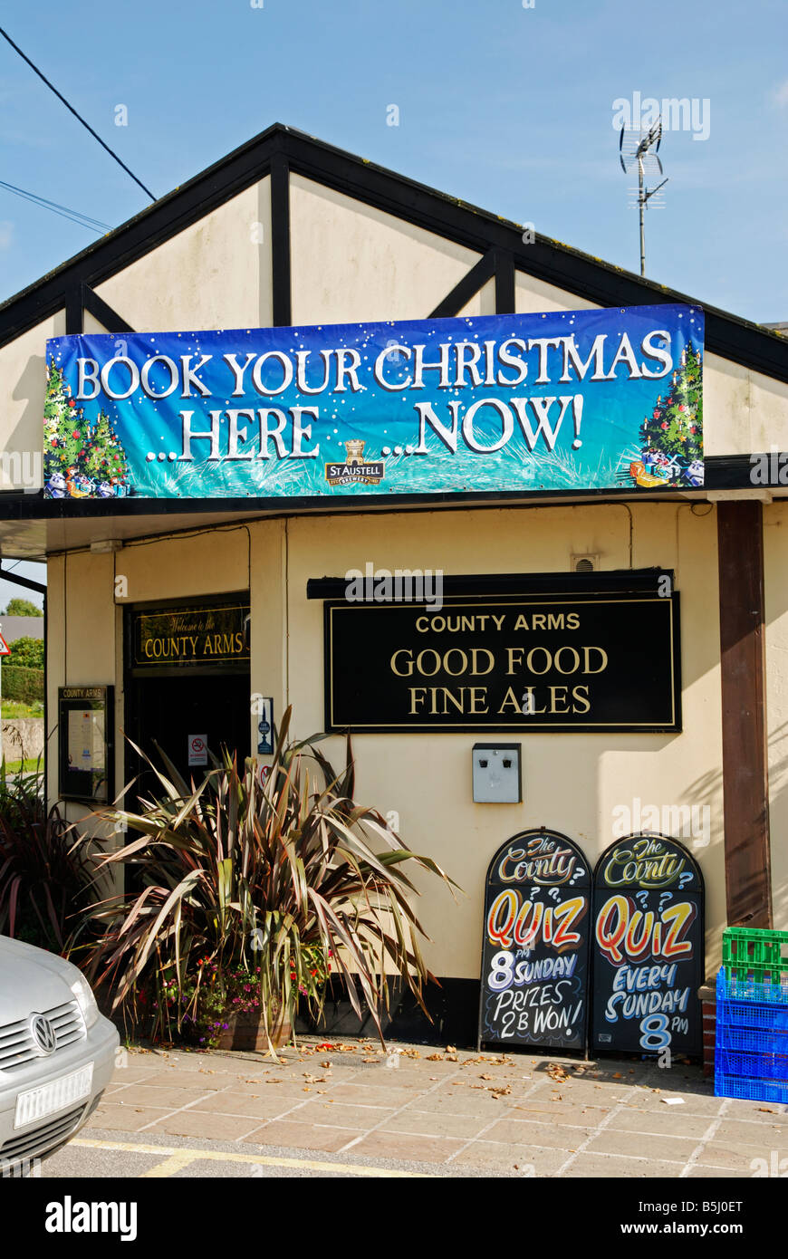 ein Pub in Cornwall mit einem Werbeplakat Weihnachten außerhalb Stockfoto