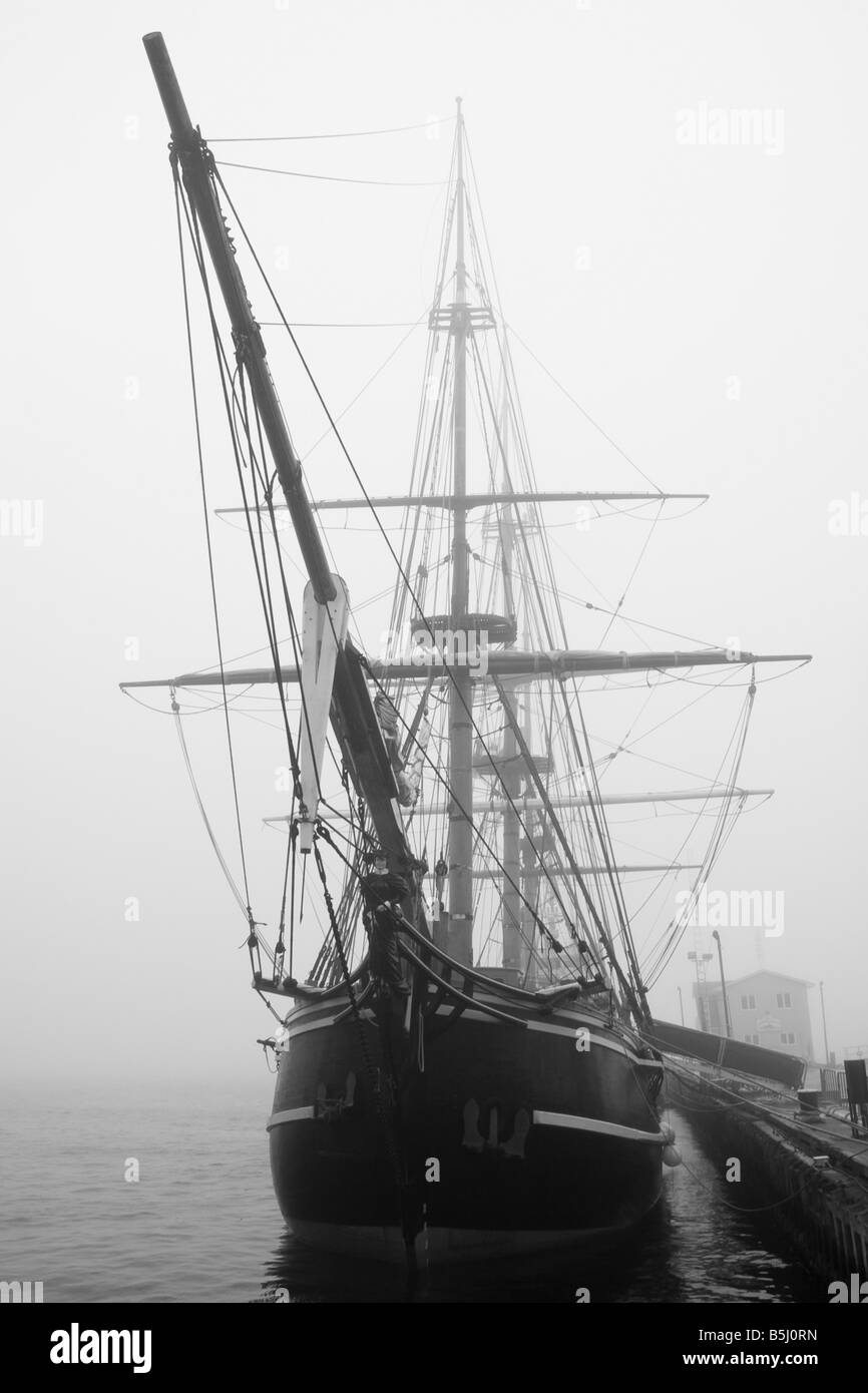 Tall Ship "HMS" Bounty angedockt im Nebel. Stockfoto