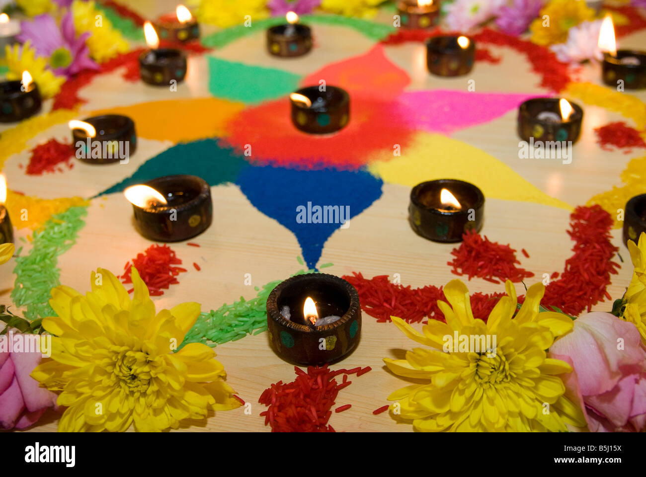 Kerzen und bunte Anzeige die indischen Diwali-Licht-Zeremonie zu feiern. Stockfoto