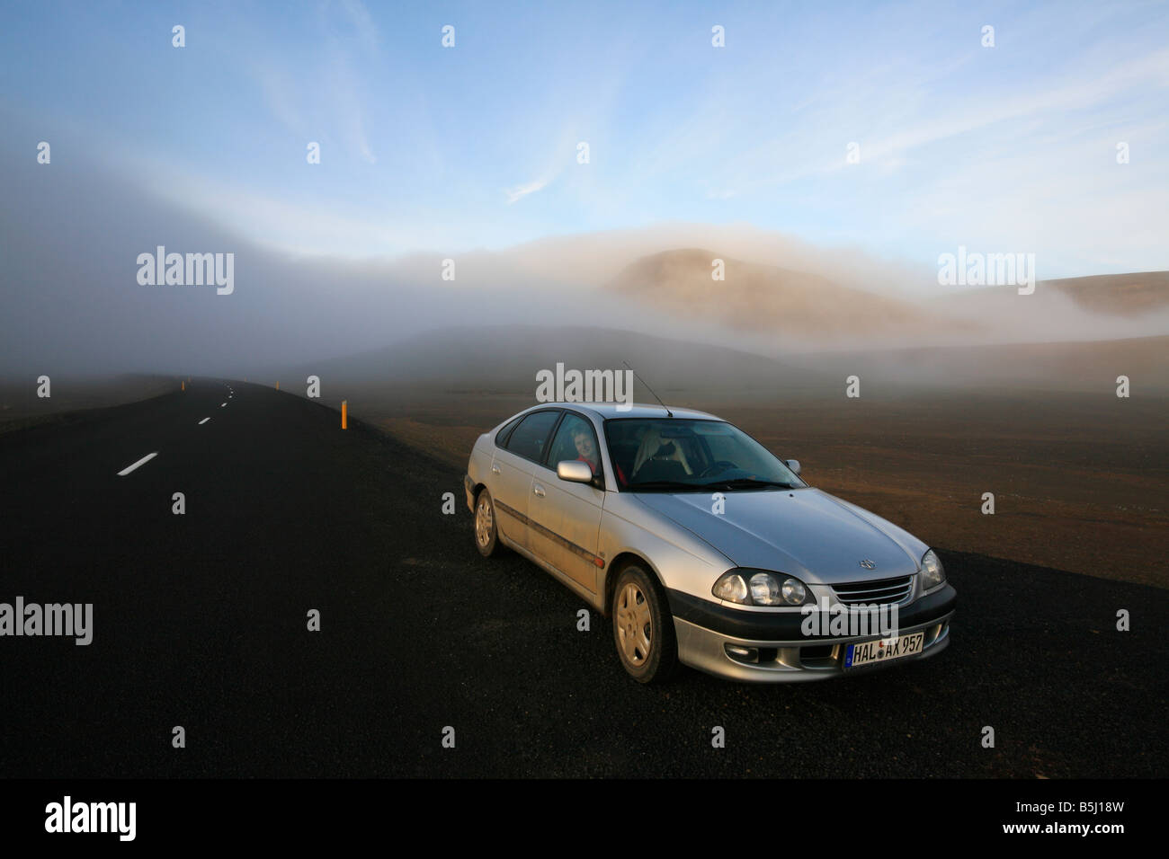 Reisen mit dem Auto (Toyota Avensis) auf kreisförmigen Straße im Norden Islands Stockfoto