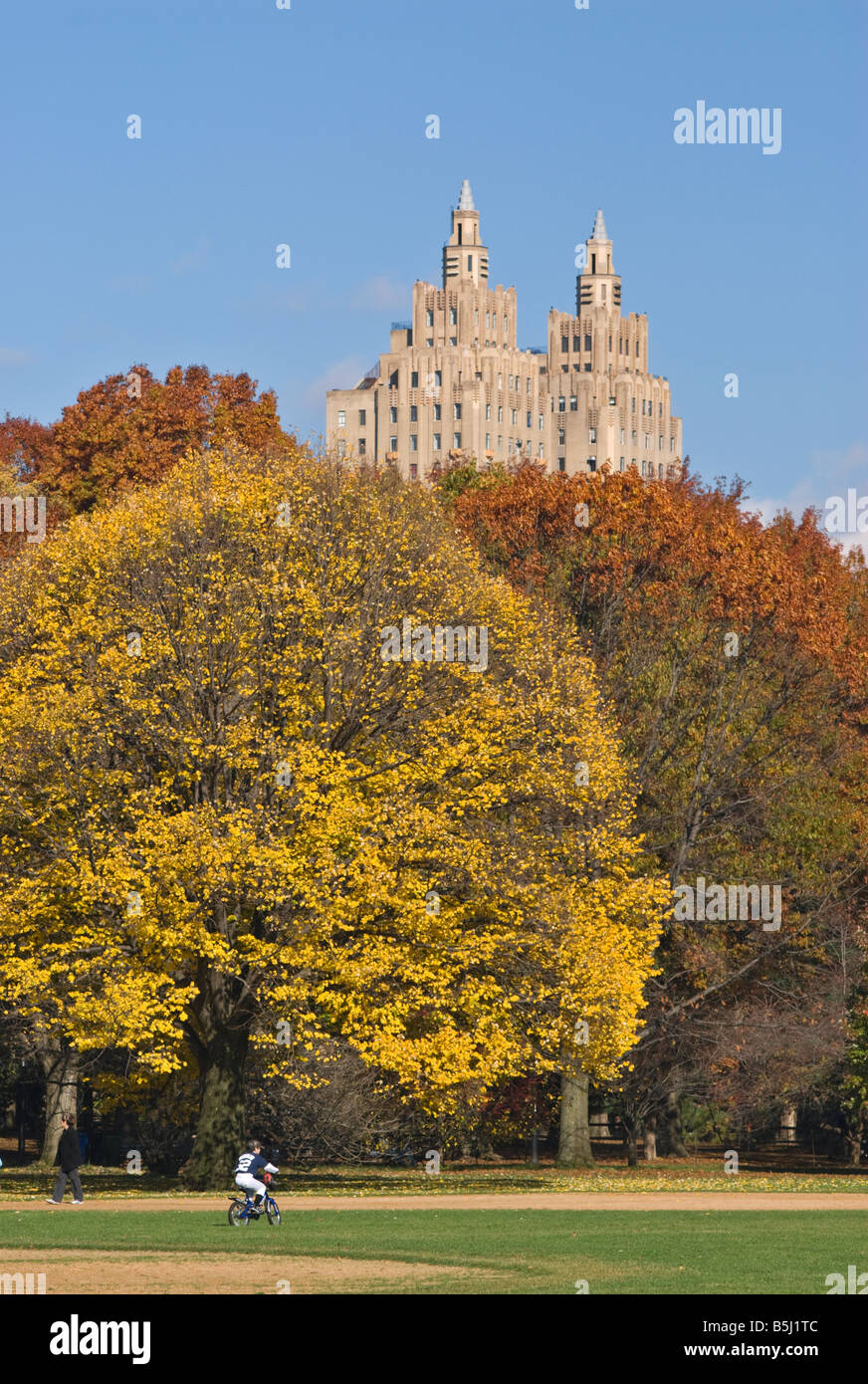 Herbstlaub und das El Dorado Apartmenthaus aus dem Great Lawn im Central Park in New York City Stockfoto