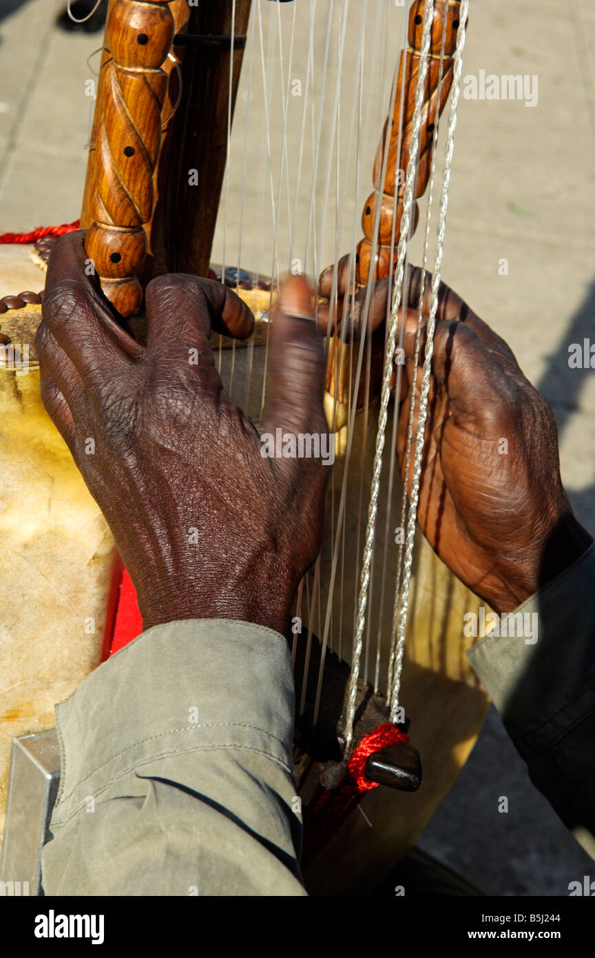 Händen von master Kora instrument Spieler Moussa Kouyata seine 12 Saiteninstrument zu Bristol Community Festival spielen Stockfoto