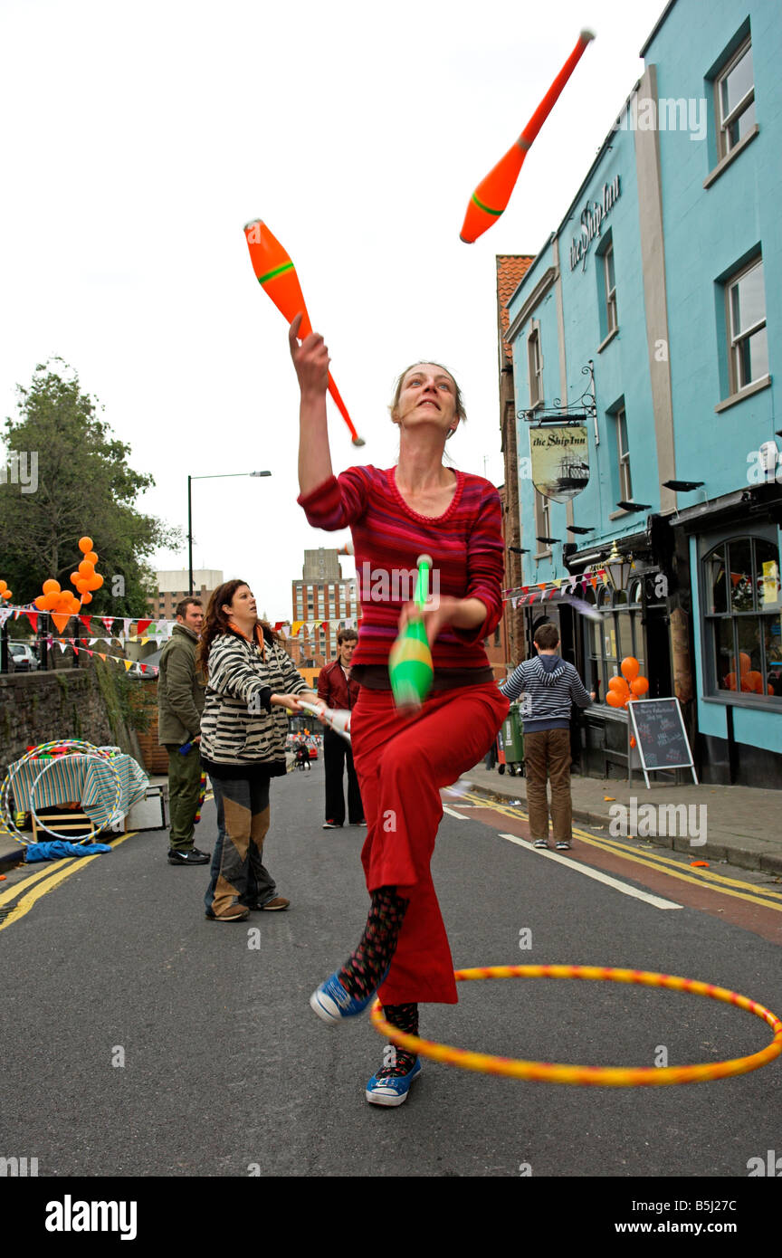 Frau Jongleur am Straßenfest Bristol UK Stockfoto