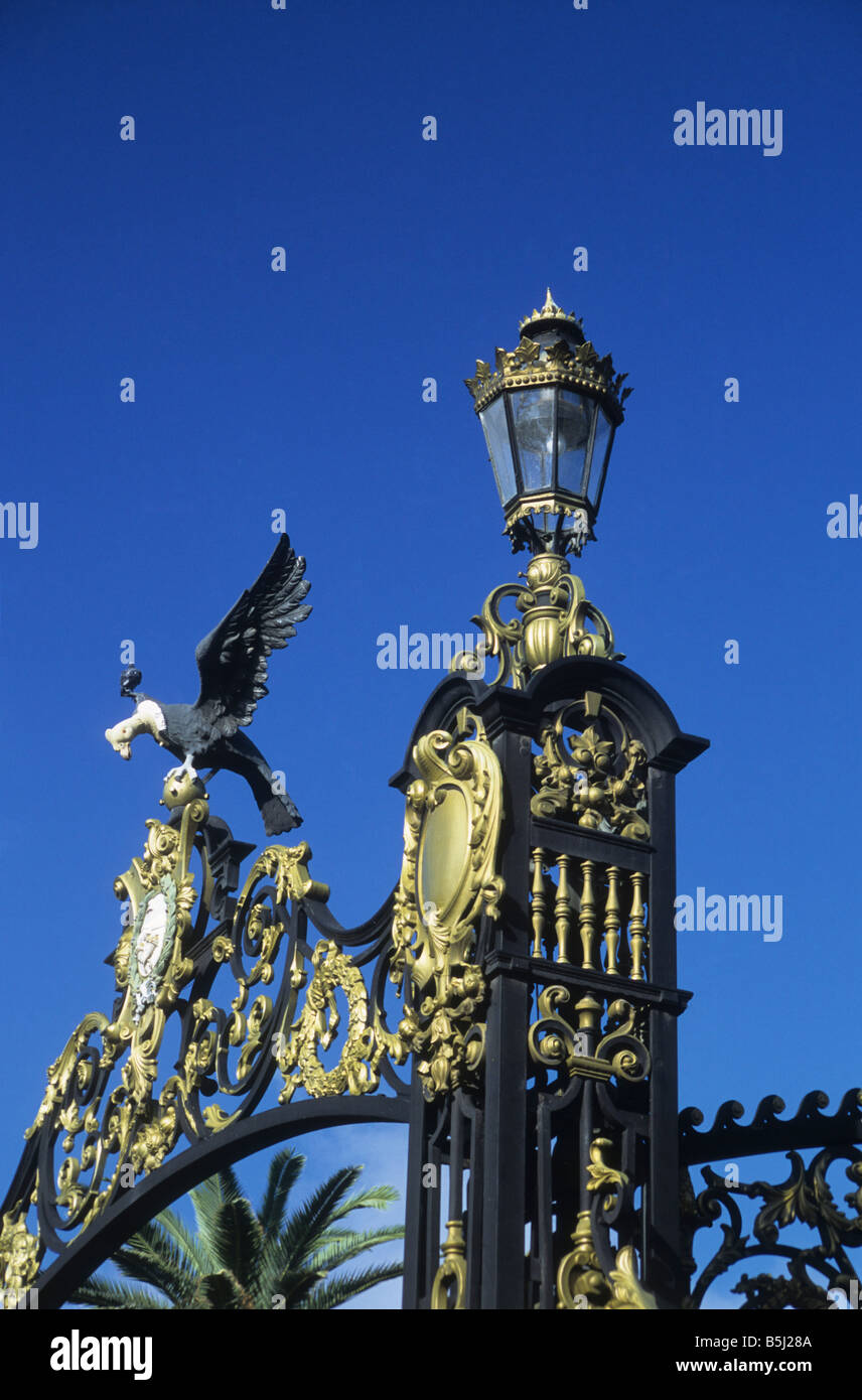 Andenkondor-Statue und Straßenlaterne am Haupteingang zum General San Martin Park, Mendoza, Argentinien Stockfoto