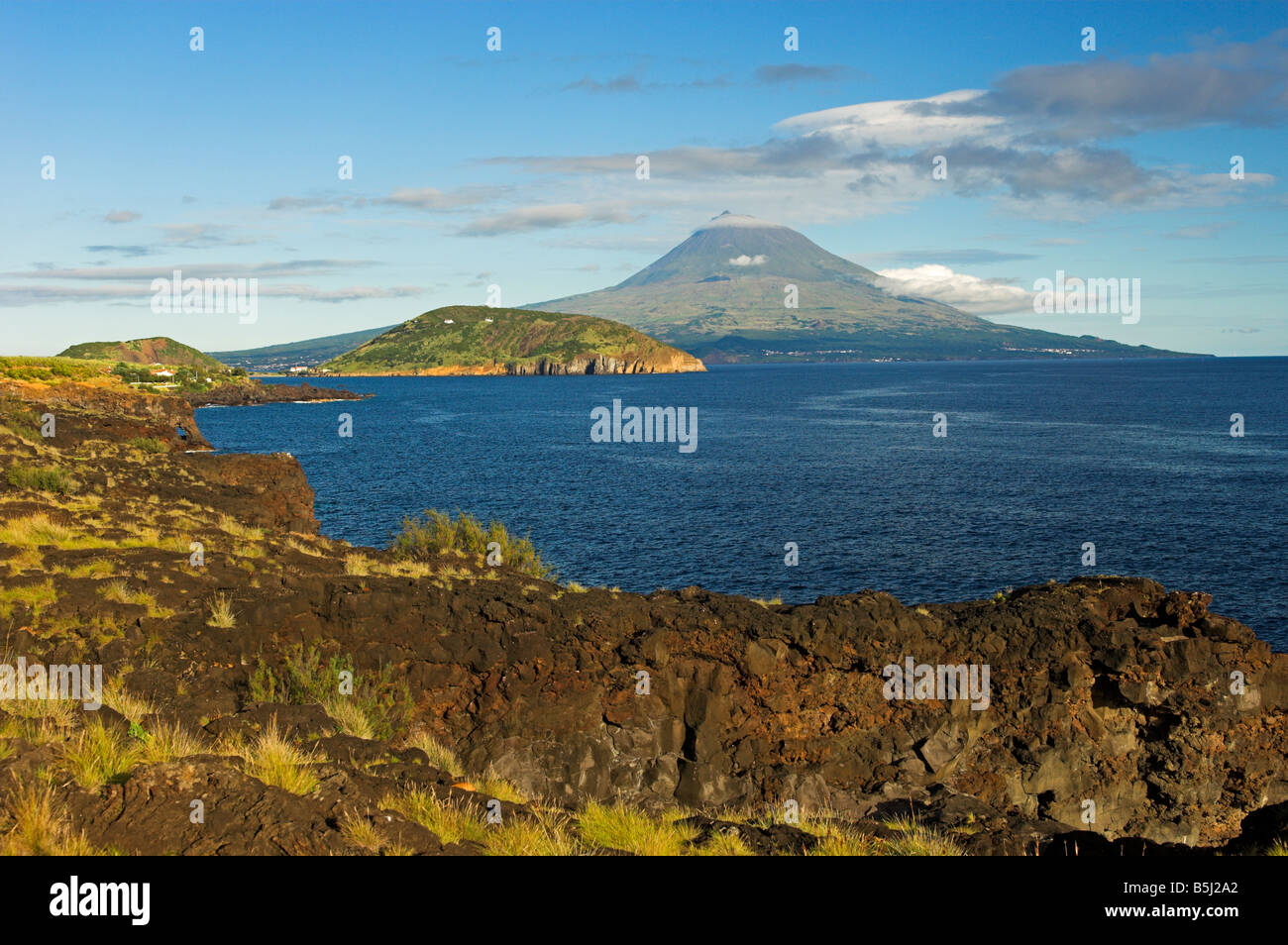 Vulkanischen Küste Insel Faial mit Berg von Guia von Horta und Insel Pico in Ferne Azoren Stockfoto