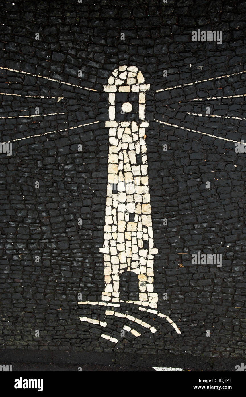 Schwarz / weiß Mosaik Leuchtturm im Stadt-Pflaster von Horta auf der Insel von Faial Azoren Stockfoto