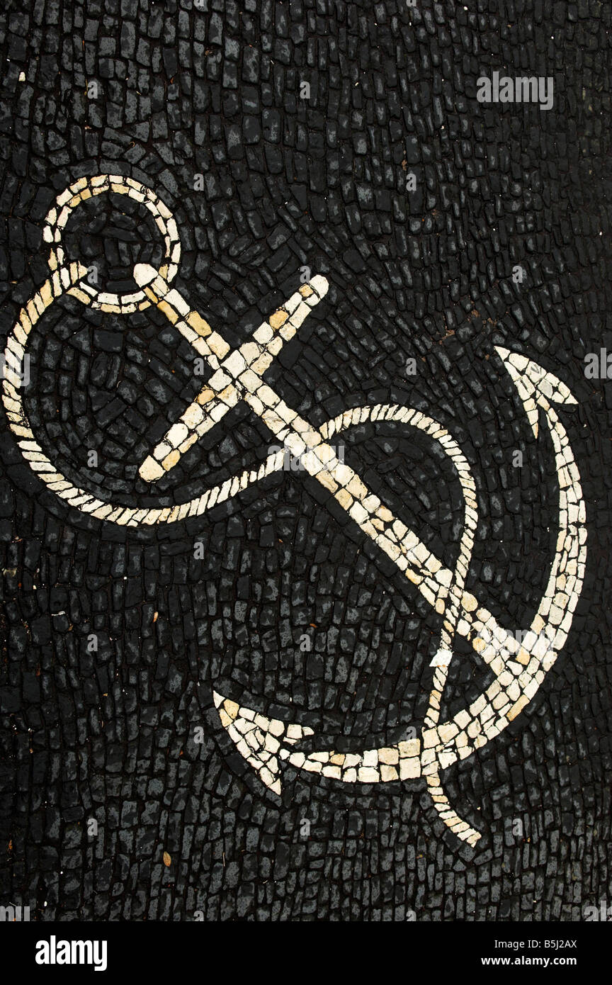 Schwarz / weiß Mosaik des Ankers in Stadt Pflaster von Horta auf der Insel von Faial Azoren Stockfoto