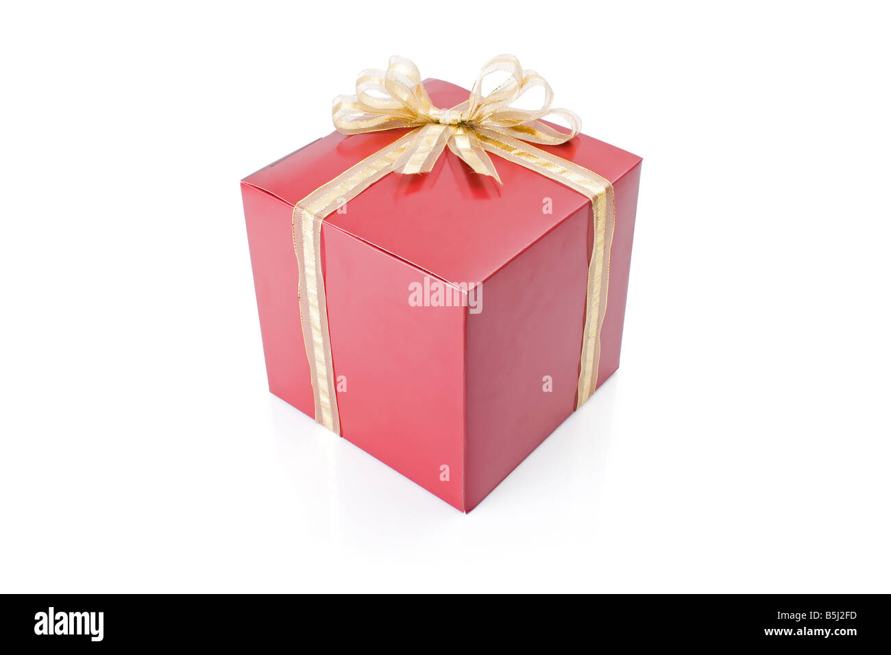Rotes Geschenk mit einem goldenen Bogen isoliert auf weißem Hintergrund Stockfoto