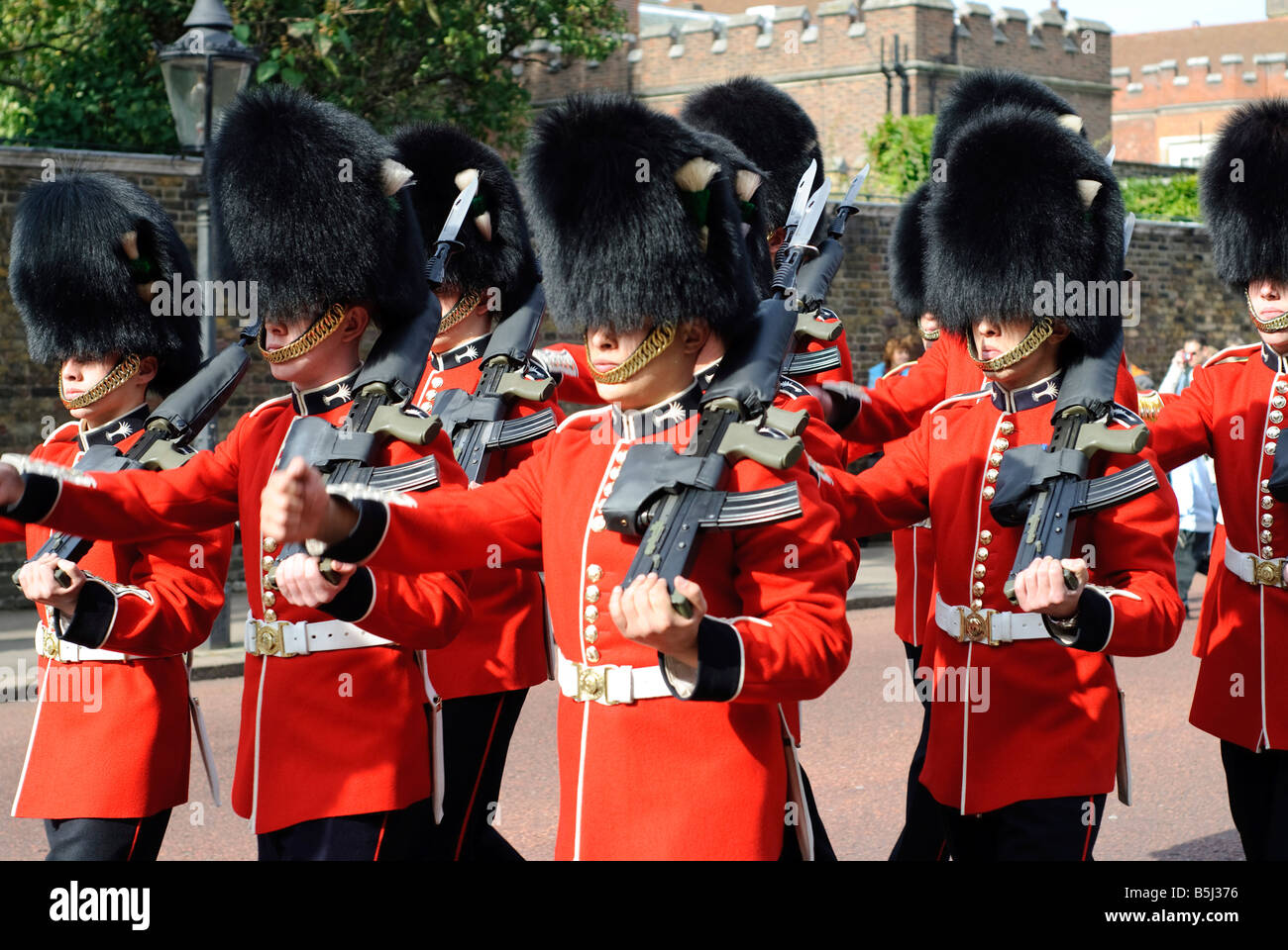 LONDON, Vereinigtes Königreich – Grenadier Guards nehmen an einer feierlichen Parade im Buckingham Palace Teil. Dieses Elite-Regiment der British Army ist bekannt für seine legendäre Uniform und Präzision beim Bohren, die das reiche militärische Erbe Großbritanniens repräsentieren. Stockfoto