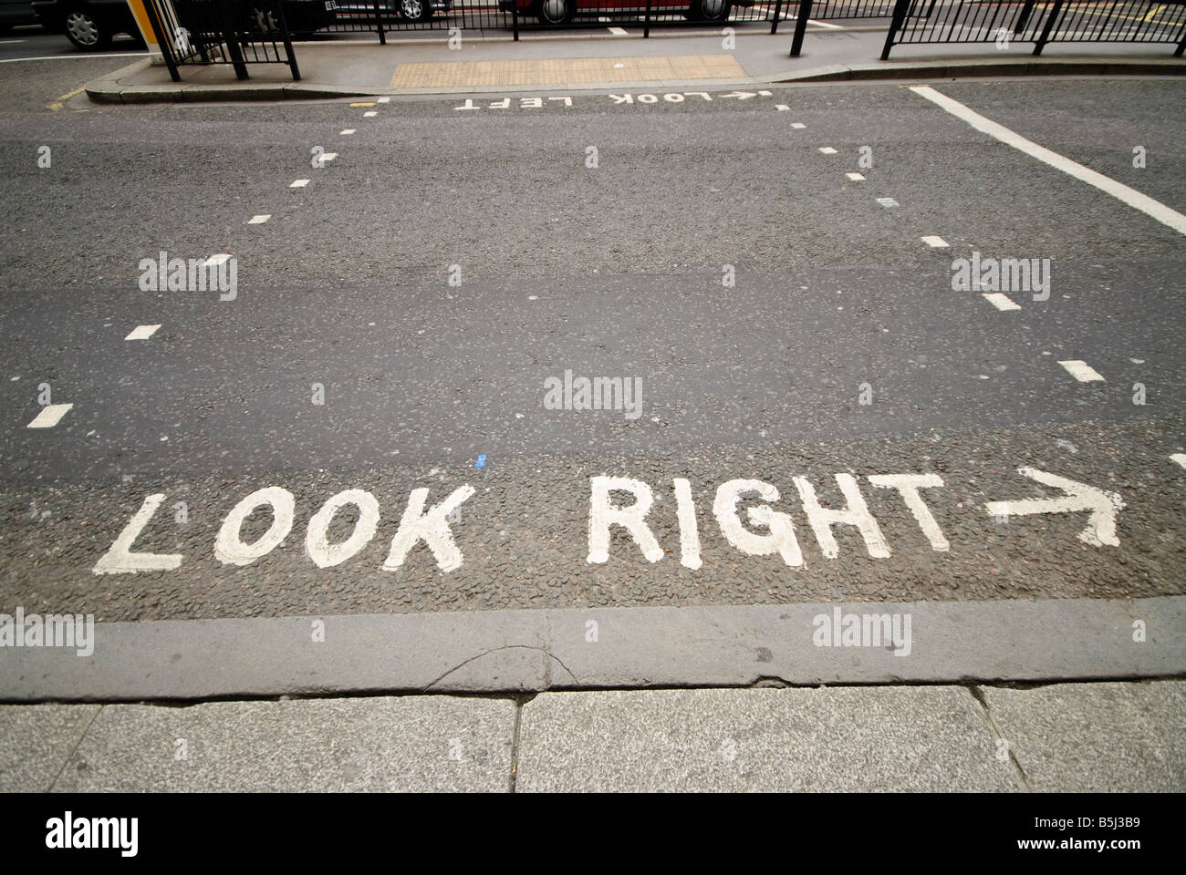 Schauen Sie richtige Vorsicht auf Straßen der Innenstadt von London. Da sie auf der linken Seite in Großbritannien, aber auf der rechten Seite auf dem europäischen Kontinent fahren, viele europäische Touristen in London nicht automatisch der richtige Weg schauen beim Überqueren der Straße. Stockfoto