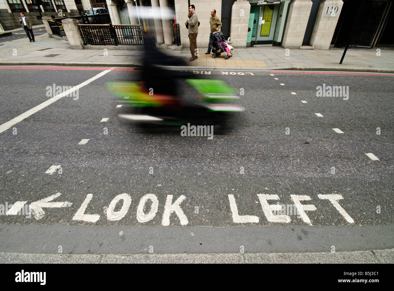 LONDON, UK-Look links Vorsicht auf den Straßen der Innenstadt von London. Da sie auf der linken Seite fahren in Großbritannien aber auf der rechten Seite auf dem europäischen Kontinent in vielen europäischen Touristen in London nicht automatisch der richtige Weg beim Überqueren der Straße. Stockfoto