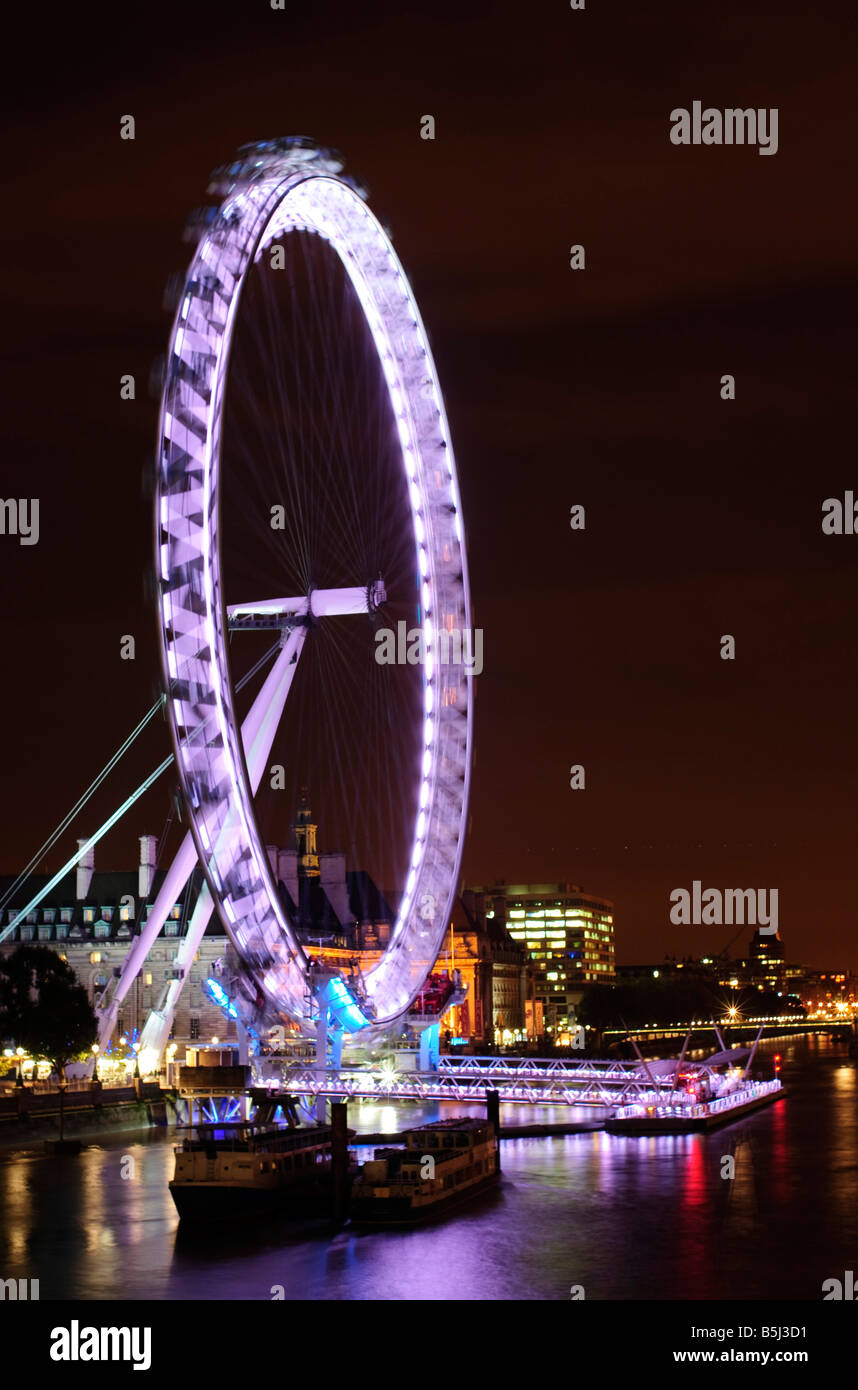 London Eye Ferris Wheel London // LONDON, Vereinigtes Königreich — das Millennium Wheel, auch bekannt als London Eye, ist ein modernes Wahrzeichen am Südufer der Themse. Dieses legendäre Riesenrad bietet einen atemberaubenden Blick auf die Skyline von London und zieht jährlich Millionen von Besuchern an, was es zu einer beliebten Attraktion in der Stadt macht. Stockfoto