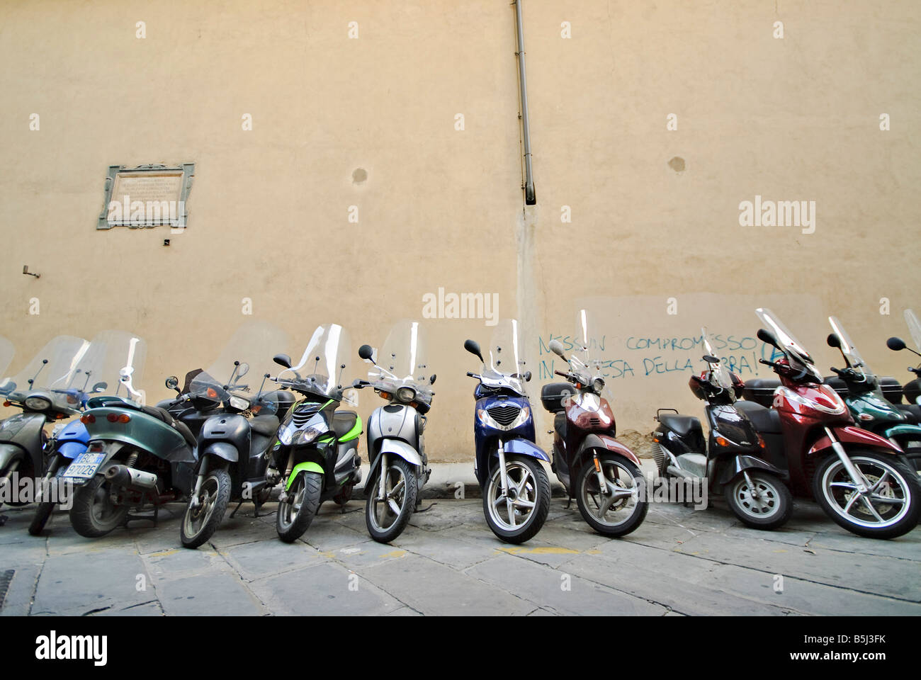 Italienischen Roller geparkt auf der Straße in Firenze Stockfoto