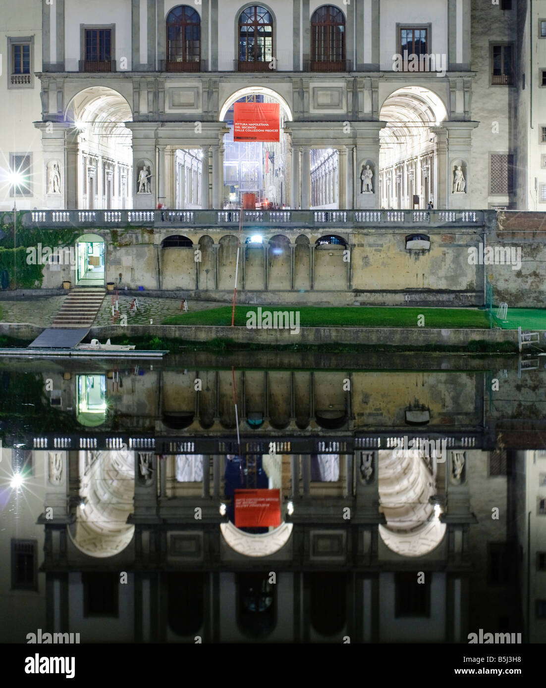 Galleria Degli Uffizi nachts spiegelt sich auf den Fluss Arno Stockfoto