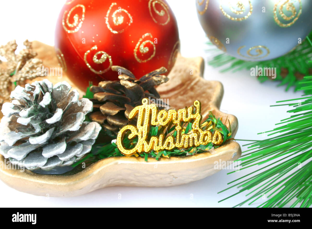 Weihnachtsschmuck Baum Tannenzapfen rot graue Kugeln Stockfoto