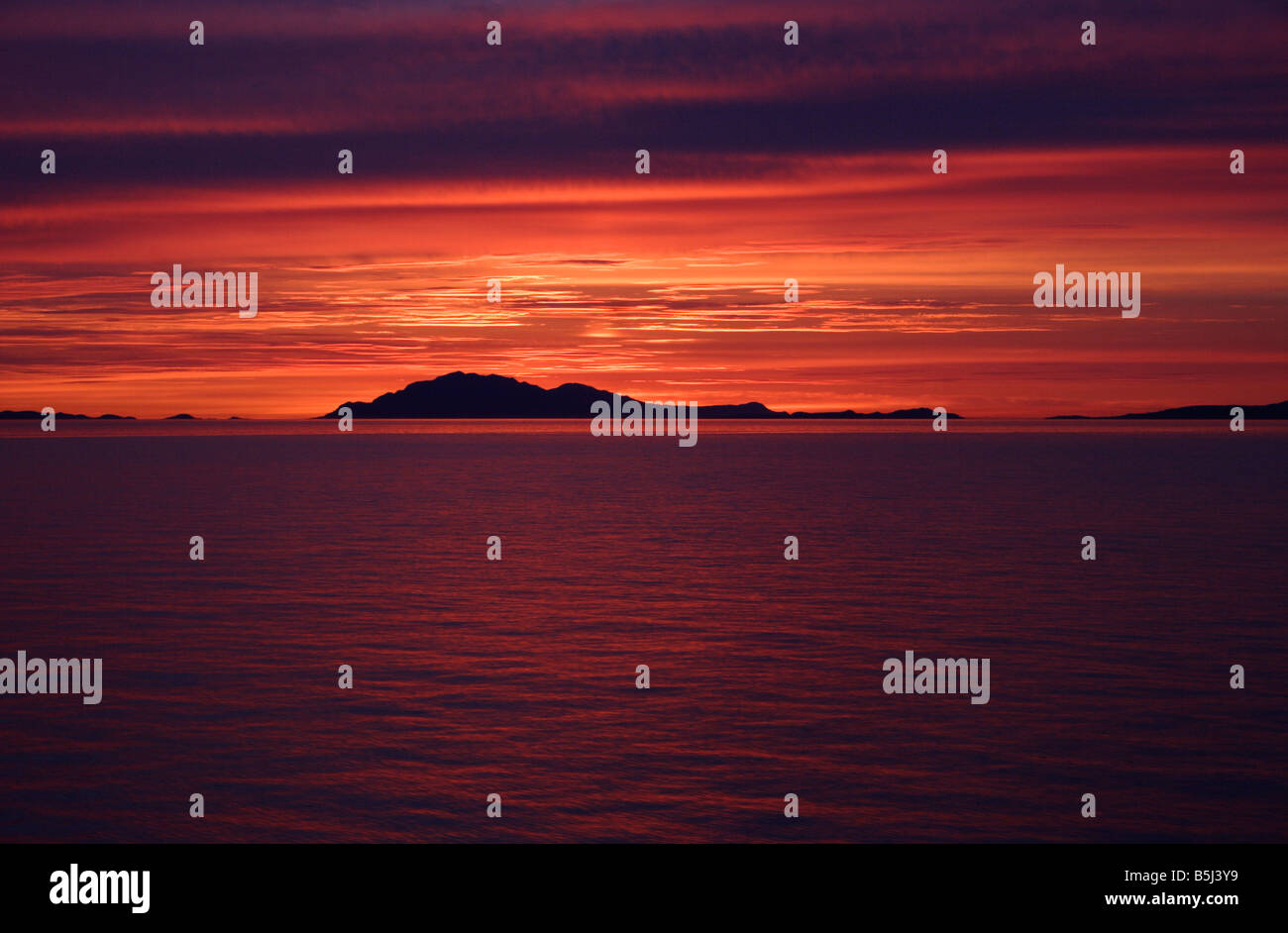 Dramatischen Sonnenuntergang und atemberaubenden Himmel in der Strait Of Georgia BC zeigt ferne Inseln und Reflexionen über den Ozean im Juli Stockfoto