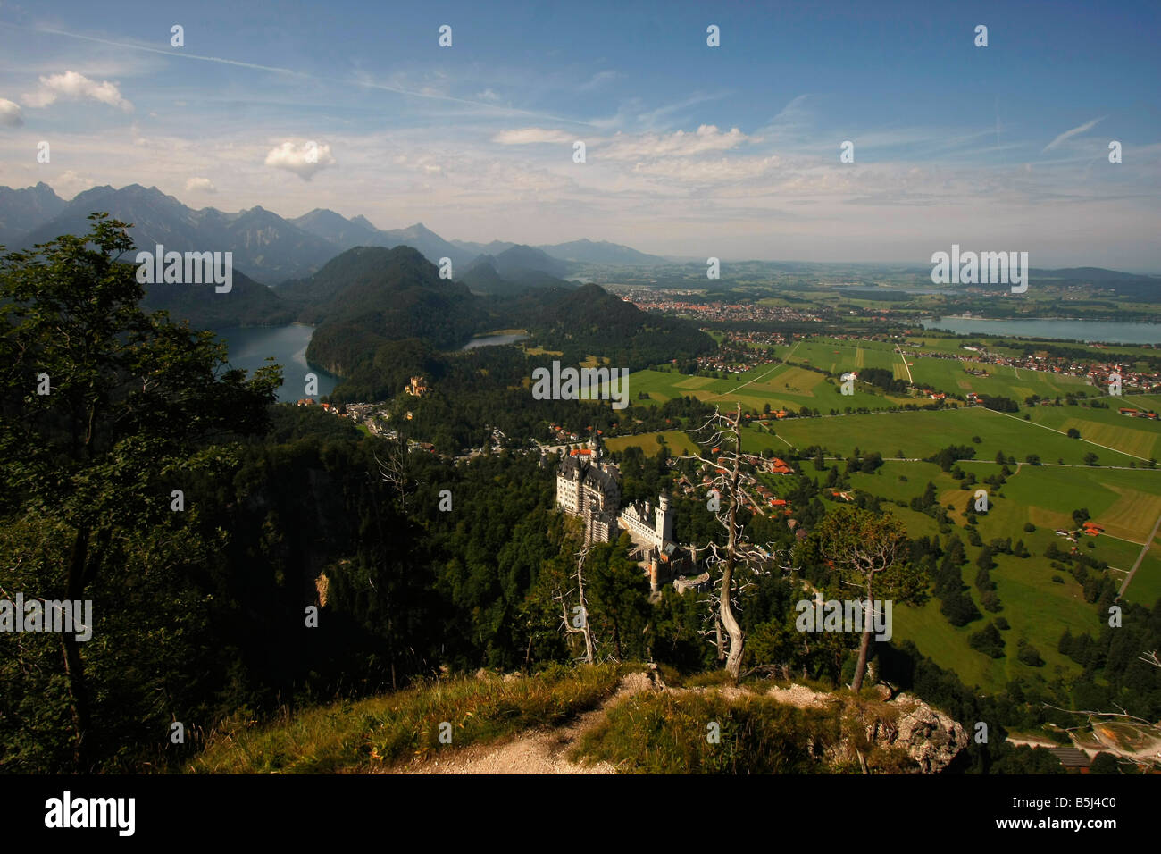 Vogelperspektive von Schloss Neuschwanstein und die umliegenden Berge und Seen in Schwangau in der Nähe von Fuessen Allgaeu Bayern Stockfoto