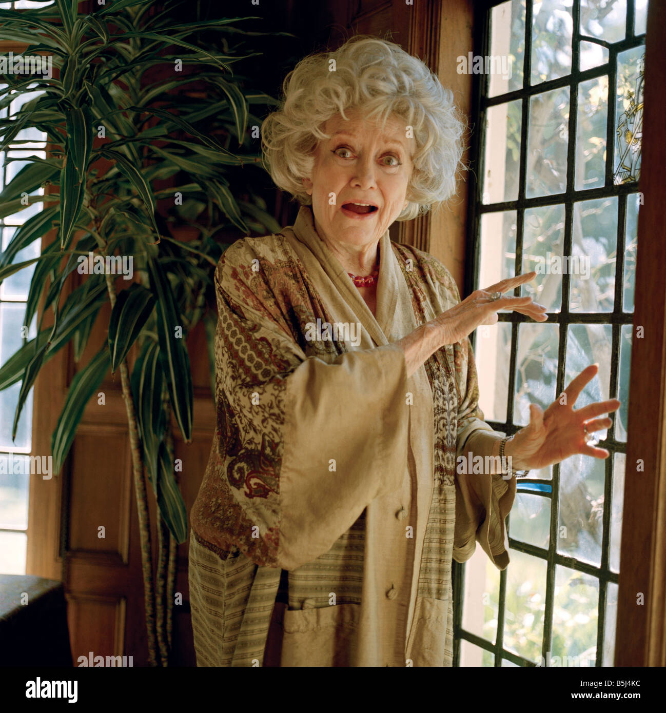 Amerikanischen stand up Comedian und Schauspielerin Phyllis Diller in ihrem Haus in Los Angeles, USA Stockfoto