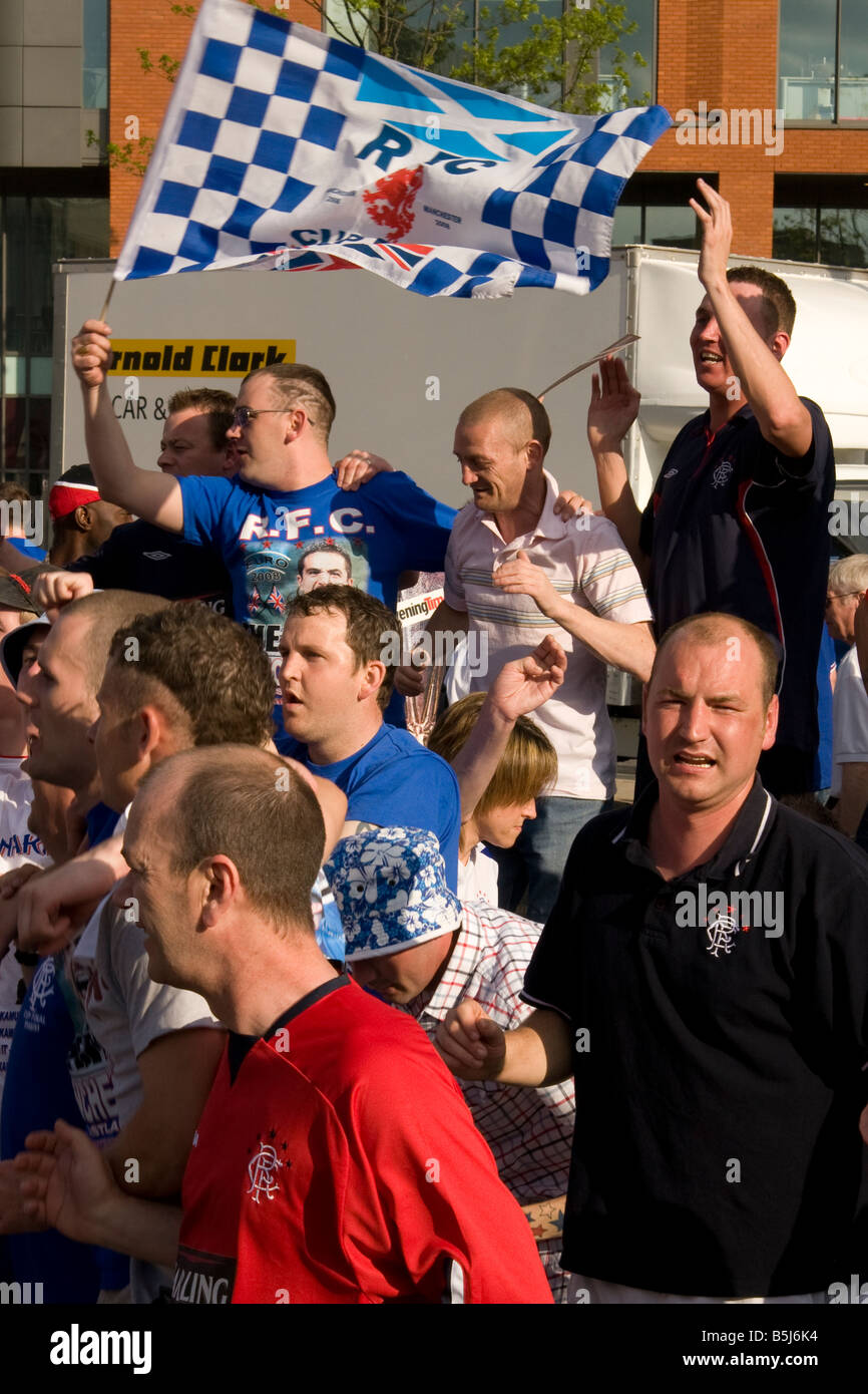 Schottische und russische Zenit-Rangers-Fans versammeln sich auf Piccadilly Gardens in Manchester vor dem UEFA-Cup 2008 Stockfoto