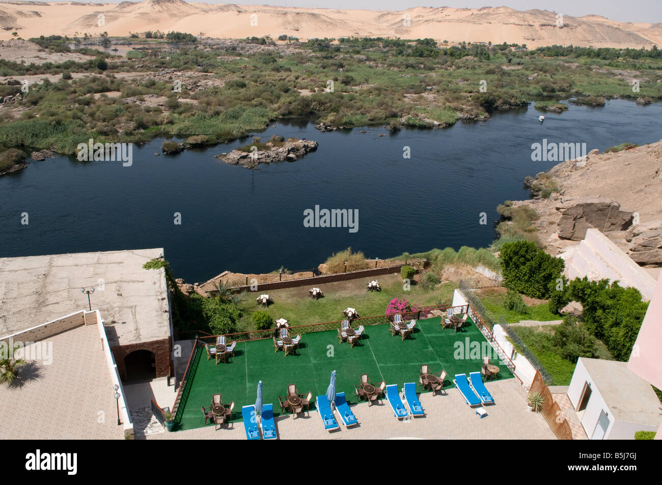 Blick über den Nil zum ersten Katarakt und der Westlichen Wüste von Sara Hotel in Assuan im südlichen Ägypten Stockfoto